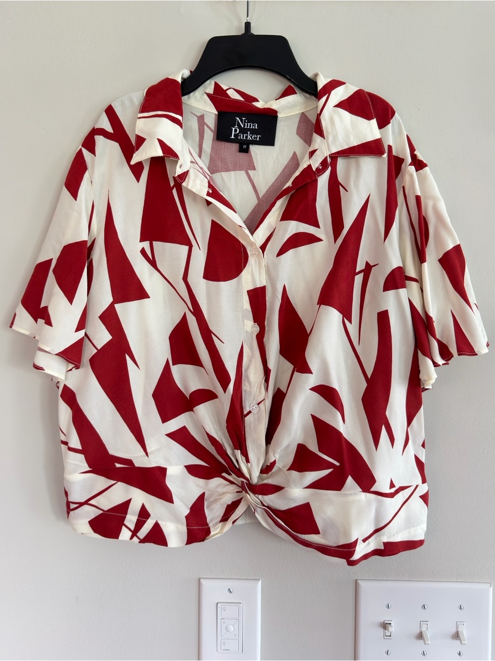 Nina Parker Red & White Abstract Short Sleeve Button-Front Shirt